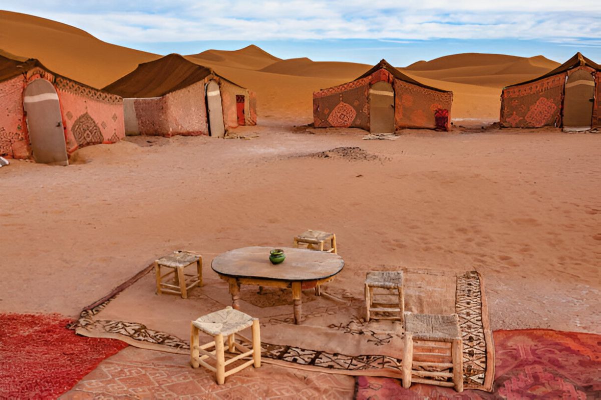 Campement nomade éclairé sous les étoiles dans le désert marocain
