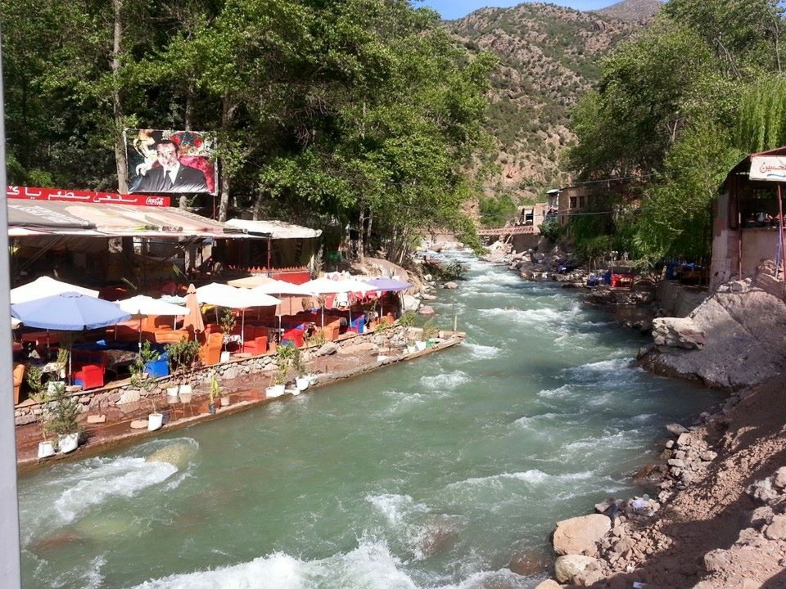 Groupe de touristes accompagnés par un guide local dans un village berbère d’Ourika