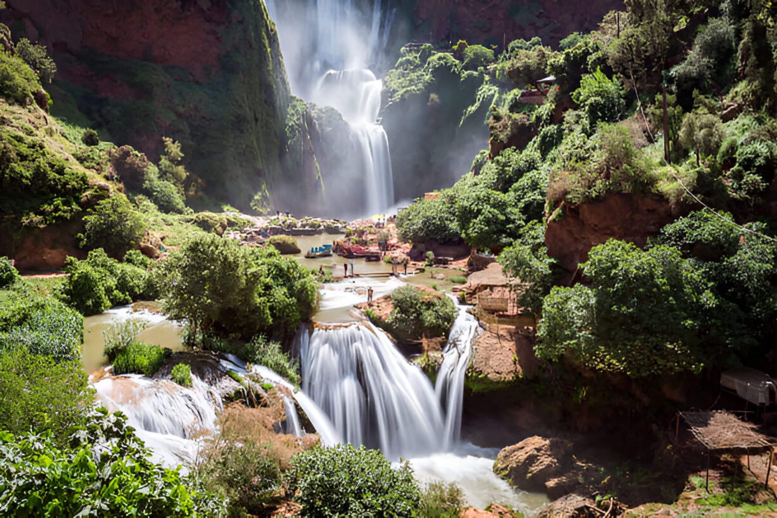 Touristes admirant les chutes d’eau d’Ouzoud lors d’une excursion depuis Marrakech
