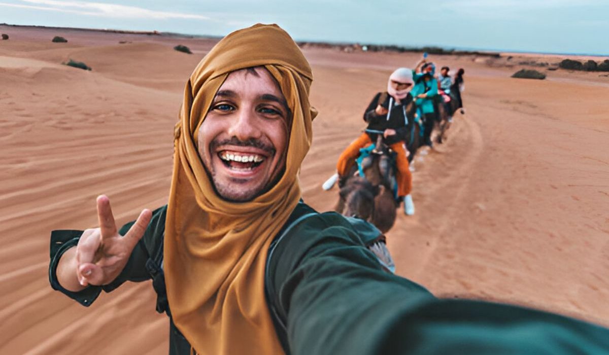 Balade en chameau dans les dunes du désert de Merzouga au coucher du soleil