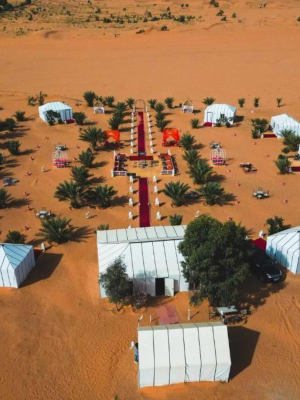 Bivouac traditionnel installé au cœur des dunes sahariennes à Merzouga