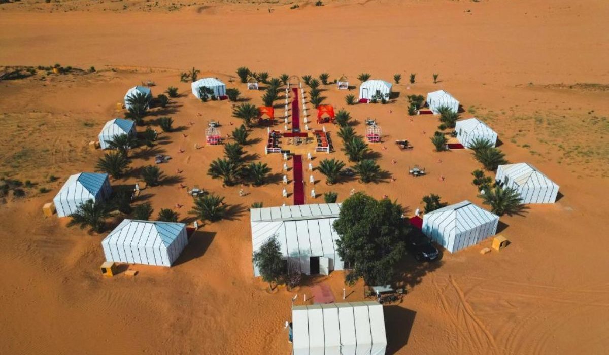 Bivouac traditionnel installé au cœur des dunes sahariennes à Merzouga