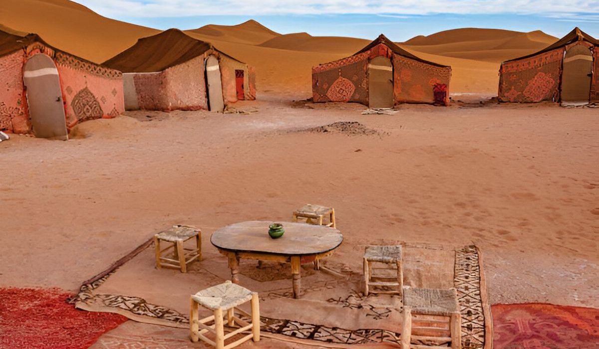 Campement nomade éclairé sous les étoiles dans le désert marocain