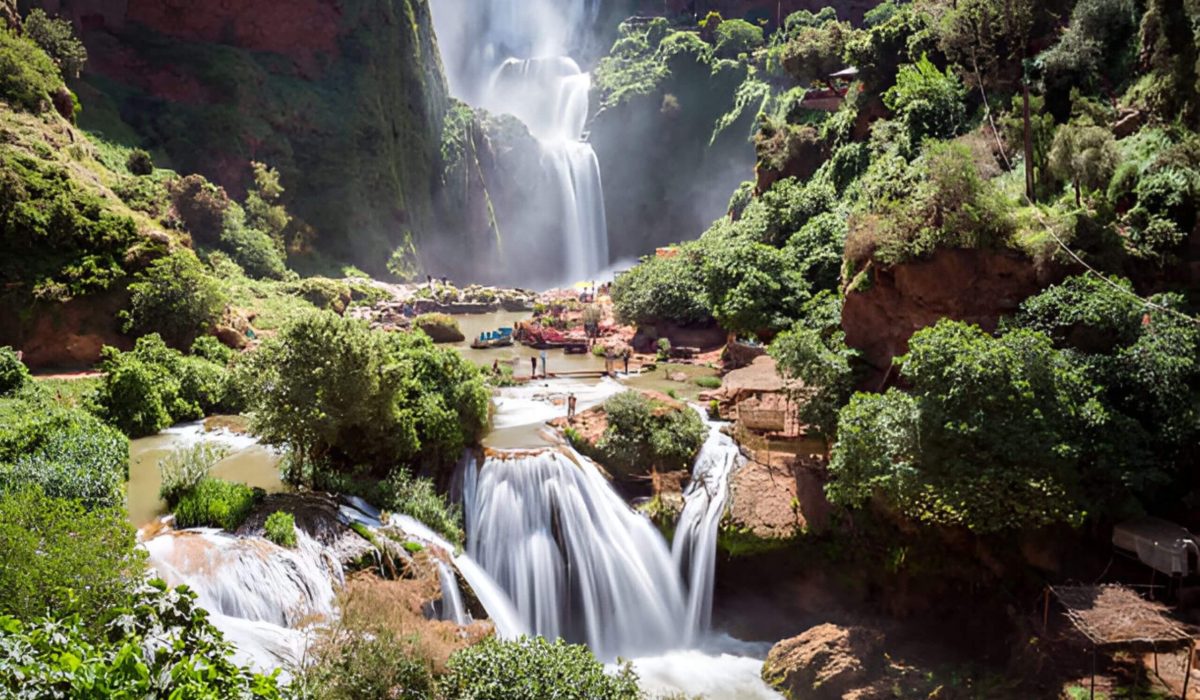 Touristes admirant les chutes d’eau d’Ouzoud lors d’une excursion depuis Marrakech